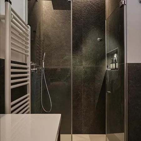 Lägenhet Salvatorehomes - Pure Luxury In The Centre Of With Pool & Private Jacuzzi - Casa Olivia - A 5 Star Luxury Collection At Garda *