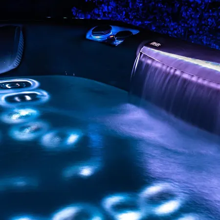 Salvatorehomes - Pure Luxury In The Centre Of With Pool & Private Jacuzzi - Casa Olivia - A 5 Star Luxury Collection At Garda شقة