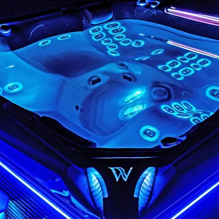 شقة Salvatorehomes - Pure Luxury In The Centre Of With Pool & Private Jacuzzi - Casa Olivia - A 5 Star Luxury Collection At Garda *