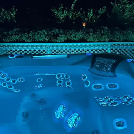 شقة Salvatorehomes - Pure Luxury In The Centre Of With Pool & Private Jacuzzi - Casa Olivia - A 5 Star Luxury Collection At Garda