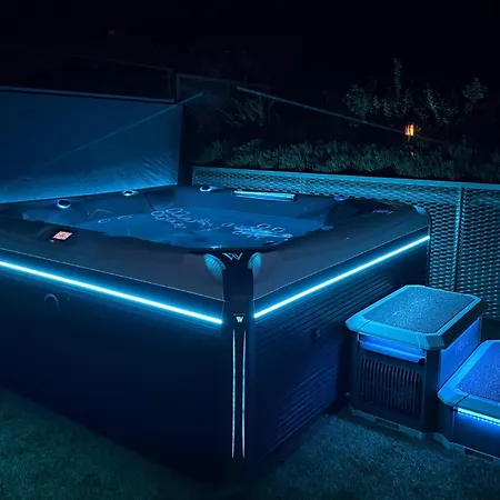 شقة Salvatorehomes - Pure Luxury In The Centre Of With Pool & Private Jacuzzi - Casa Olivia - A 5 Star Luxury Collection At Garda *