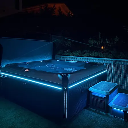 公寓 Salvatorehomes - Luxury In The Centre Of With Private Jacuzzi & Direct Access To Infinity Pool - Casa Olivia - A 5 Star Luxury Collection At Garda