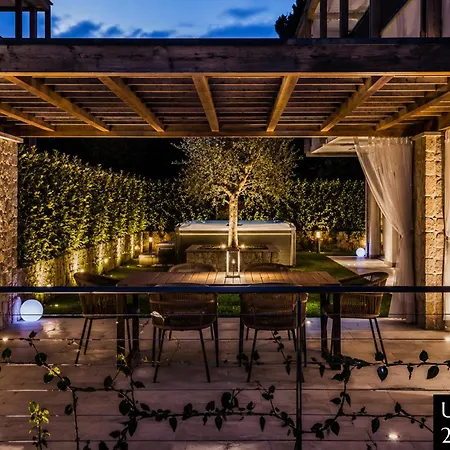 Apartment Salvatorehomes - Casa Olivia - Ultra Luxury In The Heart Of With Private Jacuzzi & Direct Access To Infinity Pool Bardolino
