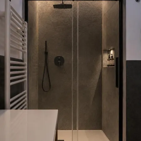 Apartment Salvatorehomes - Casa Olivia - Ultra Luxury In The Heart Of With Private Jacuzzi & Direct Access To Infinity Pool Bardolino