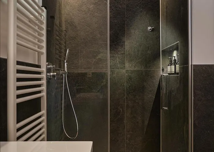 Apartamento Salvatorehomes - Pure Luxury In The Centre Of With Pool & Private Jacuzzi - Casa Olivia - A 5 Star Luxury Collection At Garda *