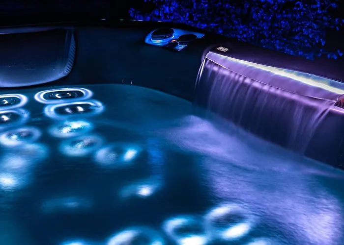 Salvatorehomes - Luxury In The Centre Of With Private Jacuzzi & Direct Access To Infinity Pool - Casa Olivia - A 5 Star Luxury Collection At Garda 公寓