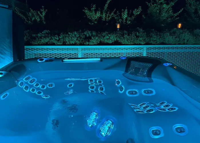 公寓 Salvatorehomes - Luxury In The Centre Of With Private Jacuzzi & Direct Access To Infinity Pool - Casa Olivia - A 5 Star Luxury Collection At Garda