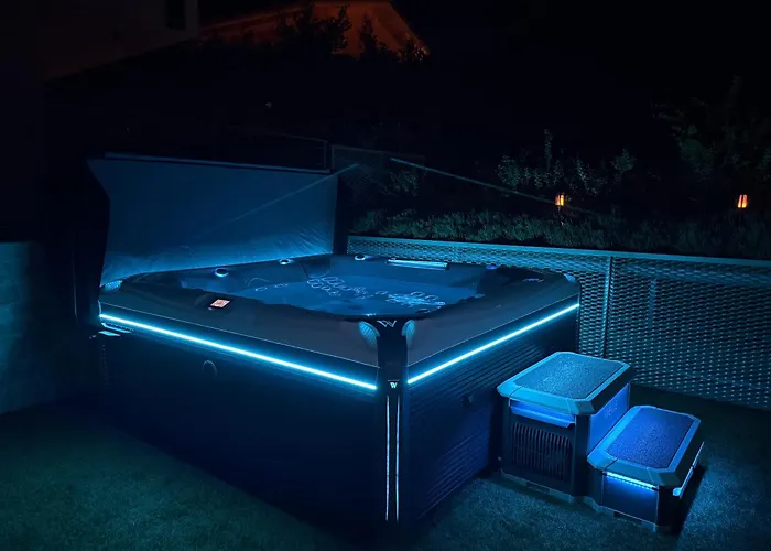 公寓 Salvatorehomes - Luxury In The Centre Of With Private Jacuzzi & Direct Access To Infinity Pool - Casa Olivia - A 5 Star Luxury Collection At Garda